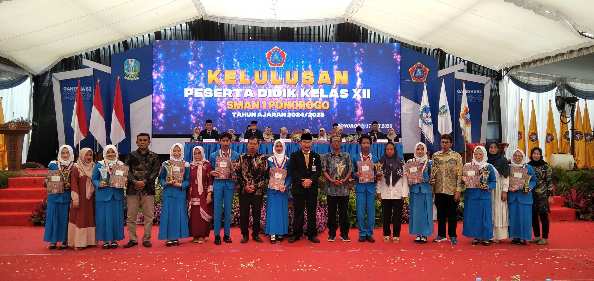 Foto bersama kegiatan kelulusan peserta didik kelas XII SMA Negeri 1 Ponorogo Tahun Ajaran 2024/2025.